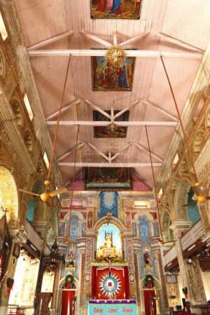 Foto de Interior de la catedral católica de santa cruz mostrando altar y murales en el techo, Cochin Kochi, Kerala, India - Imagen libre de derechos