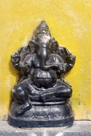 Téléchargez les photos : Bhakti Ganpati idole richement sculptée en pierre du seigneur Ganesh à Shri Kanchi Kamkoti Peetam ; Sankarmath ; Rameswaram ; Tamil Nadu ; Inde - en image libre de droit