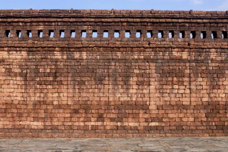Téléchargez les photos : Très vieux mur de briques autour de Gomateshawara ; situé sur Gommata Betta à Karkala ; District Udupi ; Karnataka ; Inde - en image libre de droit