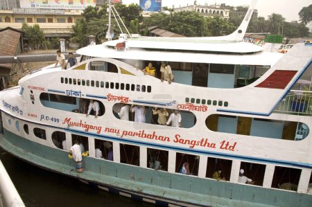 Téléchargez les photos : Personnes voyageant en bateau de croisière à Burigunga Buri Gunga River ; Sadarghat Boat terminal ; Dhaka ; Bangladesh - en image libre de droit