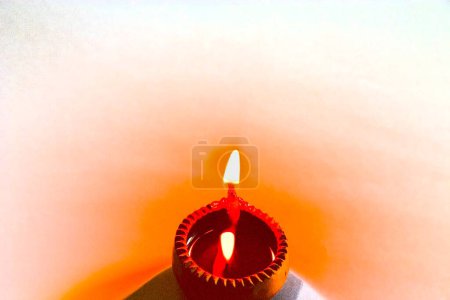 Eine Diya-Ton-Öllampe eine Lichtquelle als Flamme auf weißem Hintergrund