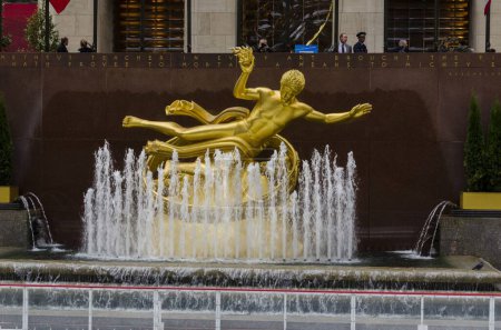 Foto de Escultura de bronce Prometheus en el Rockefeller Center Building New York City USA - Imagen libre de derechos
