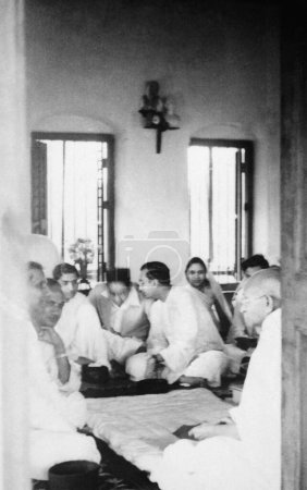 Foto de Mahatma Gandhi en una reunión en Khadi Pratishthan, Sodepur, 24 Parganas, Calcuta, 1946, G.D. Birla, India - Imagen libre de derechos