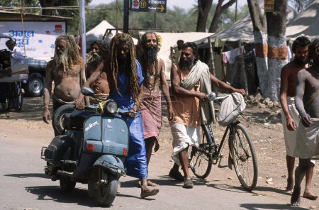 Téléchargez les photos : Sadhus, kumbh fair, ujjain, madhya pradesh, india 2004 - en image libre de droit