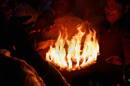 Téléchargez les photos : Dévoilé essayant de prendre la chaleur du feu sacré après Aarti Jodhpur Rajasthan Inde Asie - en image libre de droit