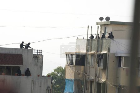 Téléchargez les photos : Des commandos de la Garde nationale de sécurité prennent position devant Nariman House ; après l'attaque terroriste de Deccan Moudjahidine le 26 novembre 2008 à Bombay Mumbai ; Maharashtra ; Inde - en image libre de droit