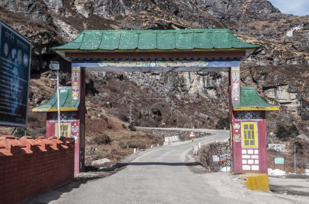 Foto de Entrance gate of harbhajan singh baba temple, gangtok, sikkim, india - Imagen libre de derechos