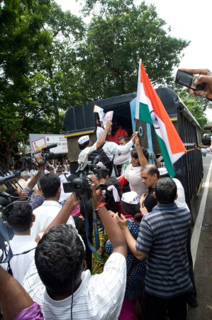 Téléchargez les photos : Anna Hazare Supporters for Anti corruption activist mumbai Maharashtra Inde Asie - en image libre de droit