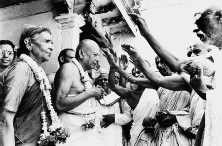 Téléchargez les photos : Vénérable regardant Krishna Iyenger ; l'homme qui vit mille pleine lune ; est béni par ses parents et amis à son quatre-vingtième anniversaire à côté de lui sa femme Kamalamma - en image libre de droit