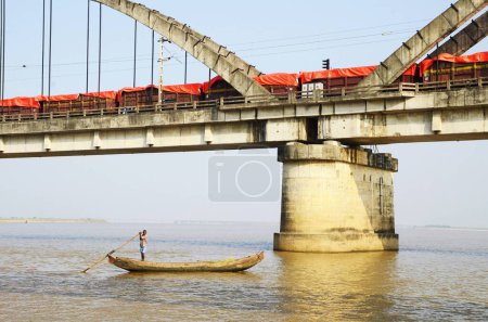 Foto de Tren que pasa por encima del río Godavari Rajahmundry Andhra Pradesh India - Imagen libre de derechos