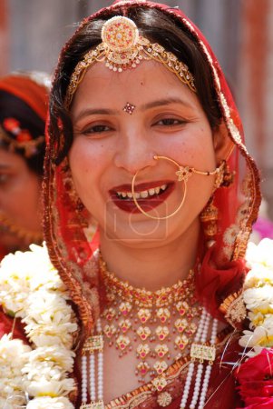 Foto de Retrato de Rajasthani marwari mujer con Boralaa tradicional y gran Nath; Jodhpur; Rajasthan; India - Imagen libre de derechos