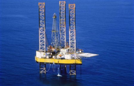 Plataforma petrolífera en el mar
