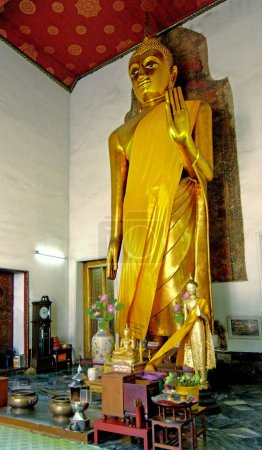 Foto de Wat Phra Monasterio de Chetuphon Rey Rama una dinastía chakri templo más grande del siglo 16 en Tailandia; Budas permanentes; 10mtrs. Alto en bronce; Tailandia; Sudeste Asiático - Imagen libre de derechos
