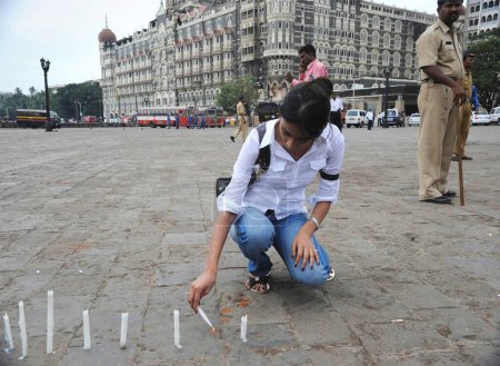 Téléchargez les photos : Allumage d'une bougie devant l'hôtel Taj Mahal ; après l'attaque terroriste de Deccan Moudjahidine le 26 novembre 2008 à Bombay Mumbai ; Maharashtra ; Inde - en image libre de droit