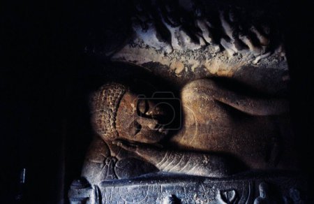 Estatua de Buda reclinado en cuevas Ajanta no. 26 , Aurangabad , Maharashtra , India
