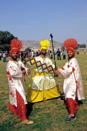 Téléchargez les photos : Danse folklorique et musique, hommes jouant, punjab, Inde - en image libre de droit