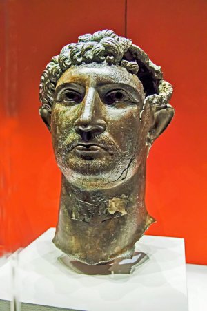 Escultura de bronce antiguo del emperador romano Adriano de Italia, Museo CSMVS, Mumbai, Maharashtra, India, Asia