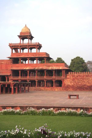 Téléchargez les photos : Panch Mahal à Fatehpur Sikri construit au cours de la seconde moitié du XVIe siècle en grès rouge ; capitale de l'empire moghol ; Agra ; Uttar Pradesh ; Inde Patrimoine mondial de l'UNESCO - en image libre de droit