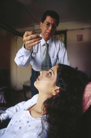 Foto de Médico hipnotizando mujeres, Mumbai, Maharashtra, India, asia - Imagen libre de derechos