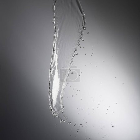 Téléchargez les photos : Goutte d'eau éclaboussure avec fond gris - en image libre de droit