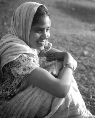 Foto de Chica india sonriendo cabeza cubierta; Uttar Pradesh; India 1940 - Imagen libre de derechos