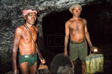 Téléchargez les photos : Mineurs de charbon ; mines de charbon à Dhanbad ; Jharkhand ; Inde - en image libre de droit