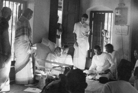 Foto de Mahatma Gandhi en una reunión en Khadi Pratishthan, Sodepur, 24 Parganas, Calcuta, 1946, India - Imagen libre de derechos