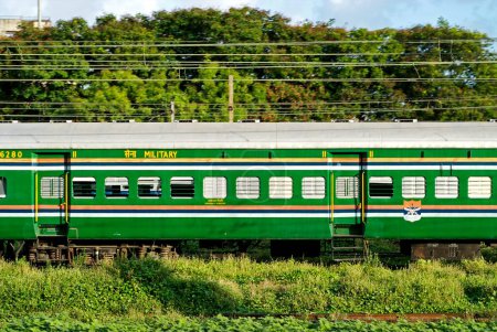Foto de Boggie militar verde de un tren ferroviario indio; Bombay Mumbai; Maharashtra; India - Imagen libre de derechos