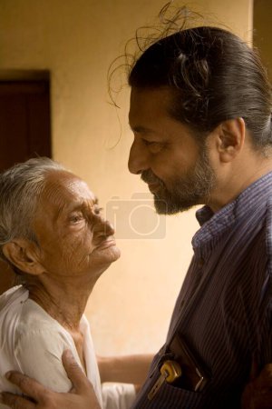 Mujer viuda bengalí de 100 años encontrándose con su pariente de sangre de la India después de décadas; aldea Tauta; Distrito Manikgunj; Bangladesh