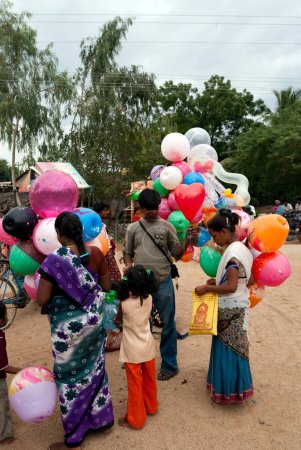 Téléchargez les photos : Vendeur de ballons, Kanchipuram, Tamil Nadu, Inde - en image libre de droit