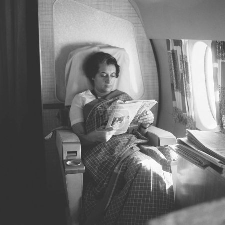 Foto de Ex primera ministra Sra. Indira Gandhi en 1960 En vuelo a Allahabad, India - Imagen libre de derechos