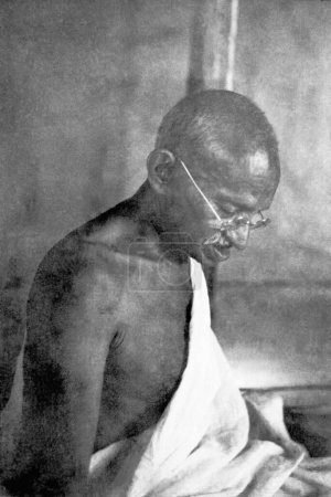 Téléchargez les photos : Mahatma Gandhi dans sa cabane à l'Ashram de Sevagram, 1939 - en image libre de droit