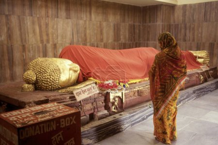 Téléchargez les photos : Bouddha doré couché couché, stupa mahaparinirvan, kushinagar, uttar pradesh, Inde - en image libre de droit