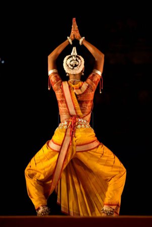 Téléchargez les photos : La danseuse Odissi se produit dans un ballet traditionnel mis en scène chaque année dans le cadre du complexe du temple solaire du patrimoine mondial à Konarak, Orissa, Inde - en image libre de droit