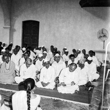 Téléchargez les photos : Vieux millésime 1900 noir et blanc image de réunion pour soutenir le mouvement indien de la liberté Inde Années 1940 - en image libre de droit