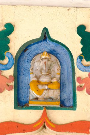 Téléchargez les photos : Relief marbre sculpté idole de seigneur Ganesh sur le dessus de la porte du temple Vitthal à la colline Parvati ; Pune ; Maharashtra ; Inde - en image libre de droit