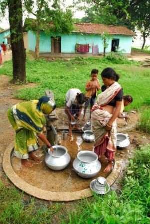 Foto de Ho tribus mujeres llenando ollas con agua por bomba de mano, Chakradharpur, Jharkhand, India - Imagen libre de derechos