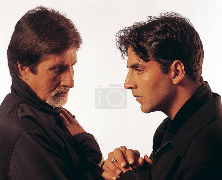 Téléchargez les photos : Asiatique du Sud indien Akshay Kumar et Amitabh Bachchan dans un film encore - en image libre de droit