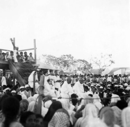 Foto de Mahatma Gandhi y Sardar Vallabhbhai Patel en una reunión de oración durante el ayuno de Mahatma Gandhi en Rashtriya Shala Ashram, Rajkot, marzo 1939 - Imagen libre de derechos