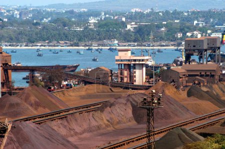 Téléchargez les photos : Transport maritime ; Minerai de fer en attente d'être chargé sur les vraquiers dans la capacité remplie Mormugao Port Trust quai à Vasco dans le sud-ouest de Goa ; Inde - en image libre de droit