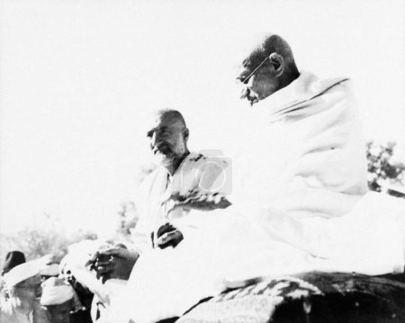 Foto de Mahatma Gandhi y Khan Abdul Gaffar Khan durante la visita de Mahatma Gandhis a las Provincias de la Frontera Noroeste, octubre de 1938 - Imagen libre de derechos