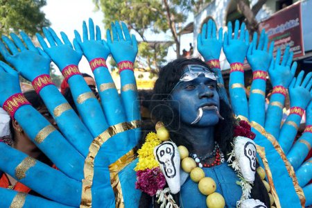 Téléchargez les photos : Robe d'homme comme déesse hindoue Kali près du temple Mutharamman, Tamil Nadu, Inde, Asie - en image libre de droit