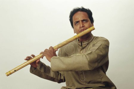 Téléchargez les photos : Homme jouant grande flûte, ashram chinmaya, powai, yuva kendra, bomay mumbai, maharashtra, Inde - en image libre de droit