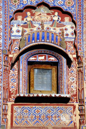 Téléchargez les photos : Gravure sur bois sur jharokha de haveli, Fatehpur Shekhawati, Rajasthan, Inde - en image libre de droit