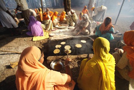 Téléchargez les photos : Dévots sikhs faisant pain de farine de blé rotis dans la cuisine communautaire ; Sachkhand Saheb Gurudwara in Nanded ; Maharashtra ; Inde - en image libre de droit