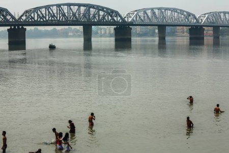 Foto de Personas bañándose en río hooghly, kolkata, bengala occidental, India, asia - Imagen libre de derechos