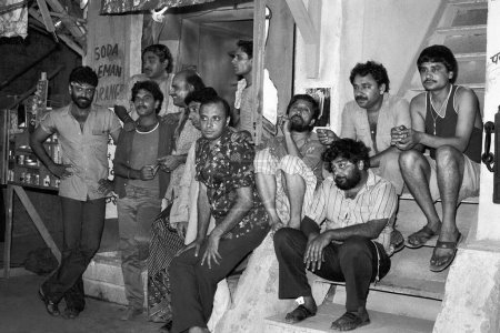 Téléchargez les photos : Vieux millésime indien années 1980 noir et blanc cinéma hindi film acteur, Inde, tournage Nukkad, série télévisée - en image libre de droit