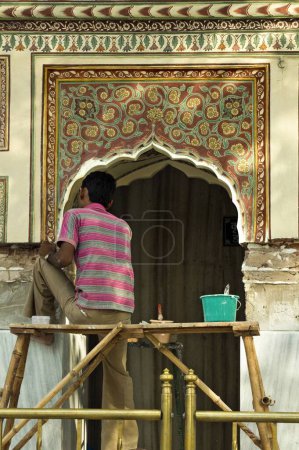 Téléchargez les photos : Peinture Homme Temple Mansa Devi Panchkula punjab Inde - en image libre de droit