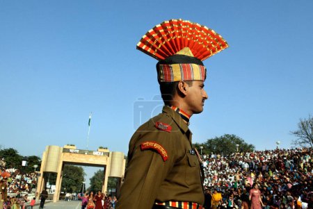 Téléchargez les photos : Soldat de la Force de sécurité des frontières indiennes lors d'une cérémonie de retraite à la frontière internationale Inde Pakistan, frontière de Wagah, Attari, Punjab, Inde - en image libre de droit