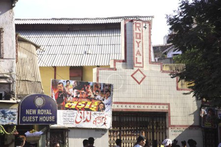 Téléchargez les photos : Salle de cinéma royale à Maulana Shaukatali route, Grant route, Bombay maintenant Mumbai, Maharashtra, Inde - en image libre de droit
